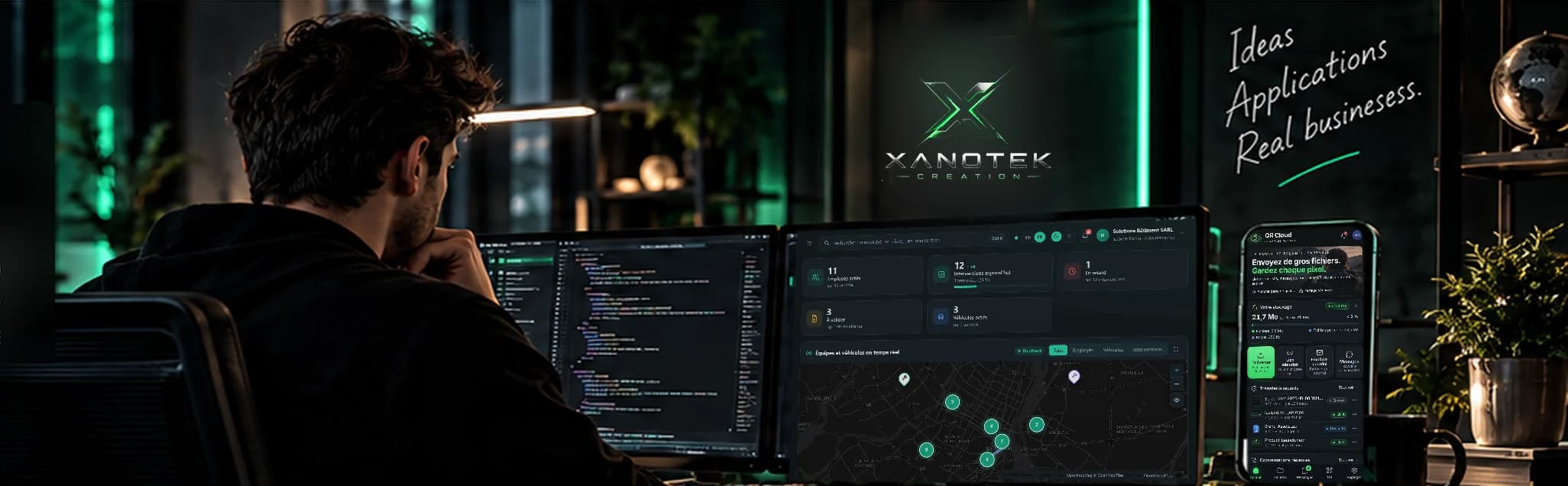 Un développeur au travail dans un studio sombre, les écrans affichent Gestion Flow et QR Cloud