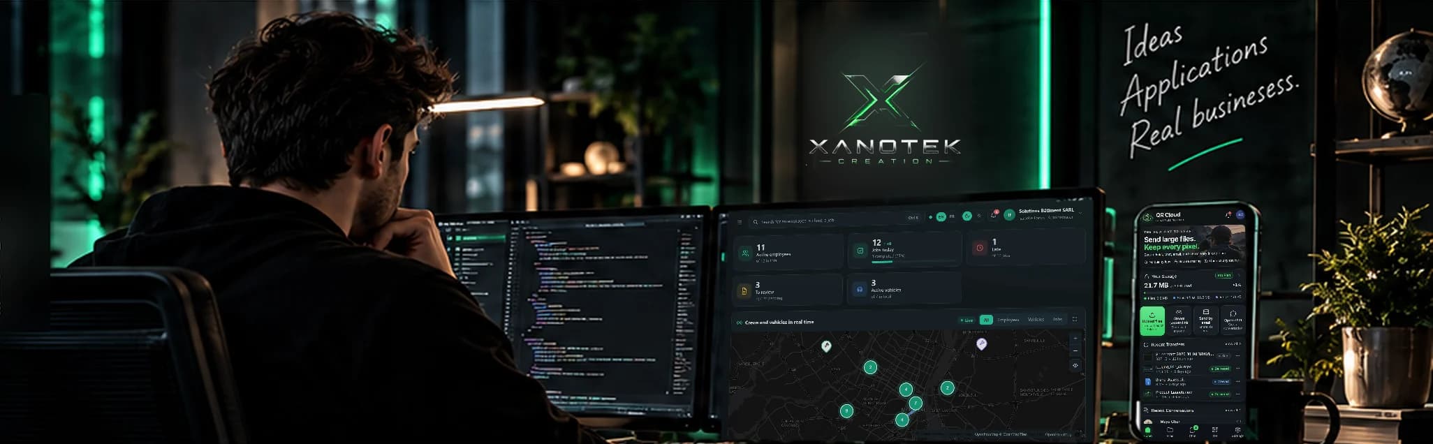 A developer at work in a dark studio, screens showing Gestion Flow and QR Cloud